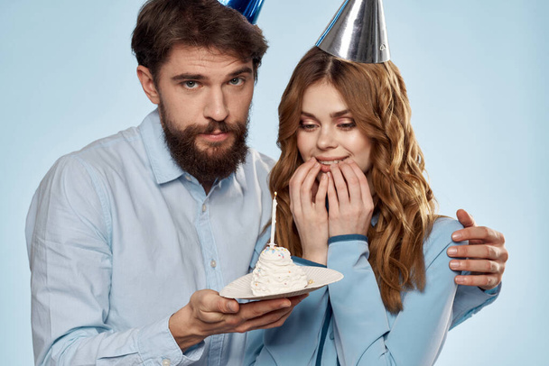 Party Mann und Frau Geburtstagstorte Corporate Spaß blauen Hintergrund - Foto, Bild
