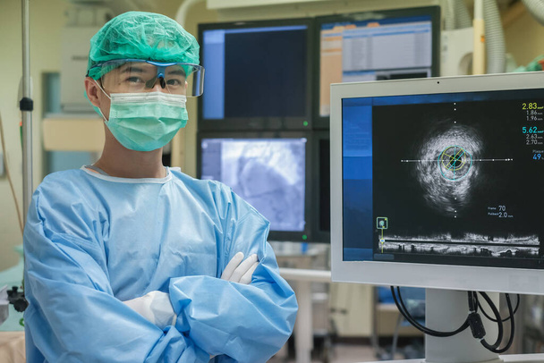 Γιατρός που εργάζεται στην ενδοαγγειακή υπερηχογράφημα απεικόνισης (IVUS) σε αίθουσα εργαστηρίου καρδιακής καθετηριασμού. - Φωτογραφία, εικόνα