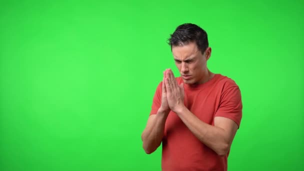 Een man die zwijgend bidt. Middelmatig schot. Chroma groene achtergrond. - Video