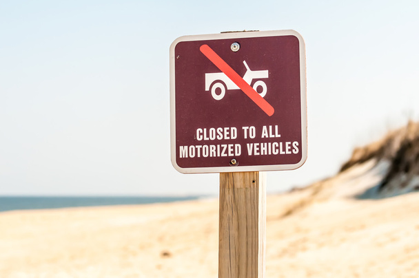 cerrado a todos los vehículos motorizados en señal de playa
 - Foto, Imagen
