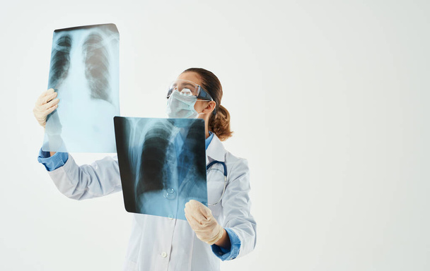 Arzt im Arztkittel mit Röntgenbild gestikuliert mit den Händen. - Foto, Bild