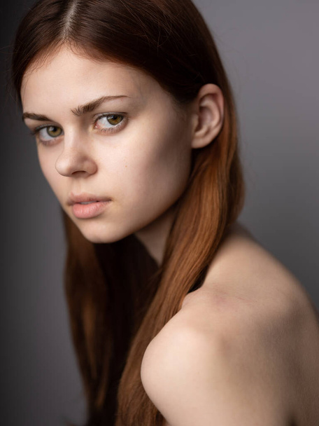 Csinos nő szürke háttér vágott kilátás modell piros haj közelkép portré - Fotó, kép