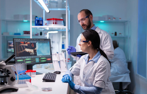 Női tudós és férfi orvos tanulmányozza a vírus szakértelmét az orvosi laborban - Fotó, kép