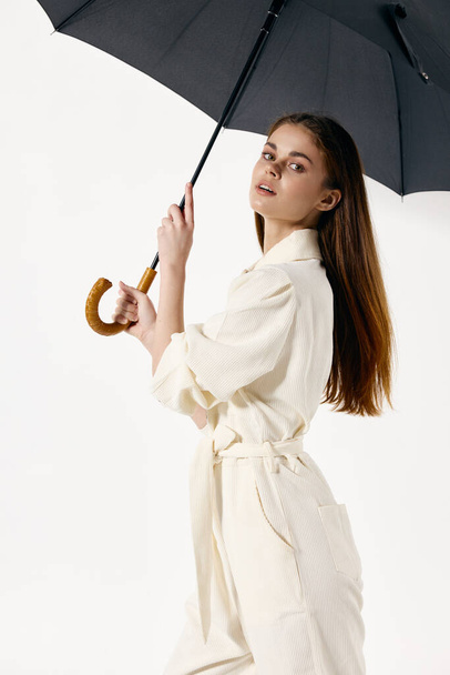 όμορφη γυναίκα με κοστούμι ανοιχτή ομπρέλα ελκυστική εμφάνιση στούντιο - Φωτογραφία, εικόνα