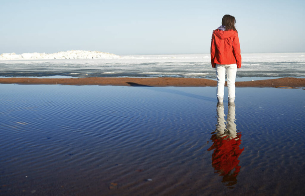 Joven mujer adulta al aire libre disfrutando de paisaje helado - Foto, Imagen