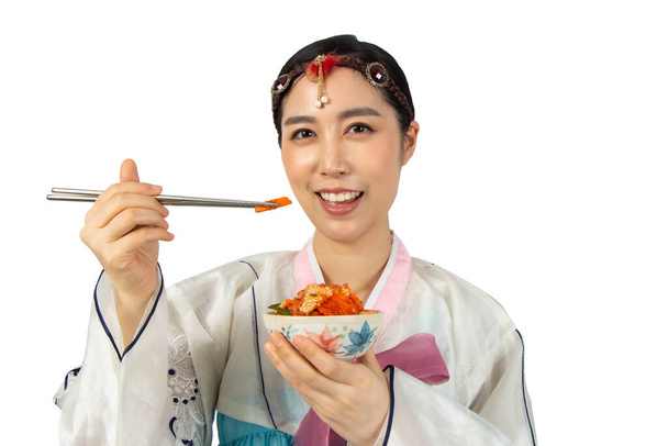 Částečný pohled na ženy nosí korejské šaty Hanbok jíst Kimchi kimgee izolovat na bílém pozadí. - Fotografie, Obrázek