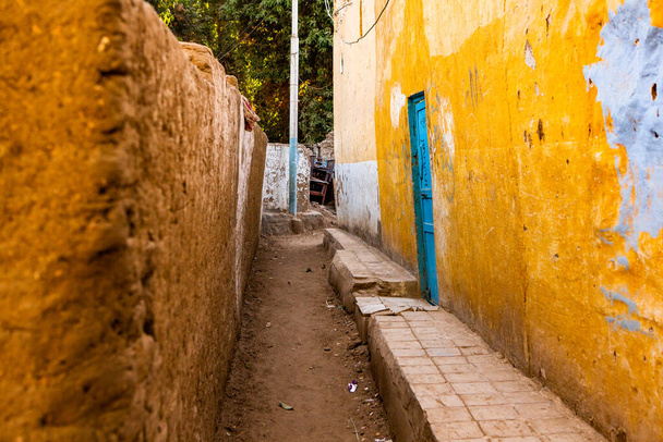 Colorida pared exterior de una casa nubia en Egipto. Típico africano casas de pueblo fachada. Calle medieval. - Foto, Imagen