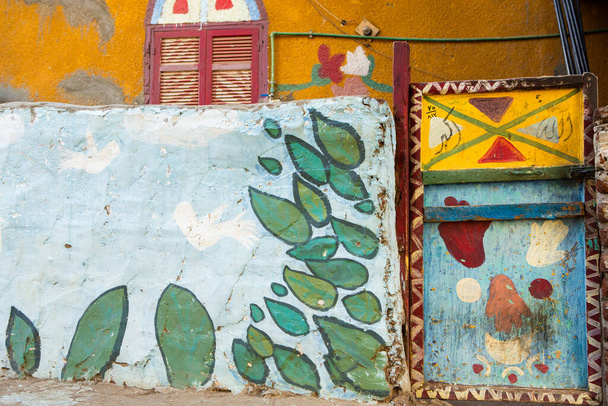 Красочная внешняя стена нубийского дома в Египте. Типичный африканский деревенский фасад. Средневековая улица. - Фото, изображение