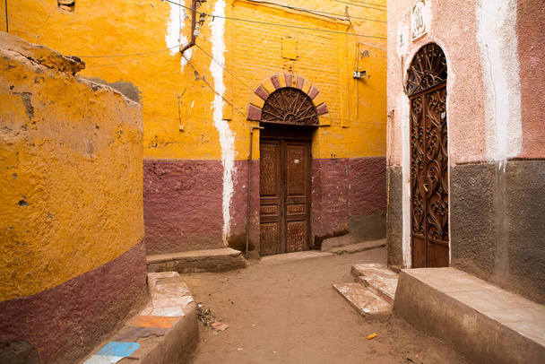Colorida pared exterior de una casa nubia en Egipto. Típico africano casas de pueblo fachada. Calle medieval. - Foto, Imagen