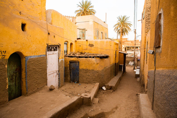 Kolorowa ściana zewnętrzna domu Nubijczyków w Egipcie. Typowa afrykańska wiejska fasada. Średniowieczna ulica. - Zdjęcie, obraz
