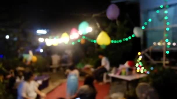Verschwommene Menschen auf einer Geburtstagsparty zu Hause in der Nacht. glückliche Ereigniszeit. Video aus dem Fokus. - Filmmaterial, Video