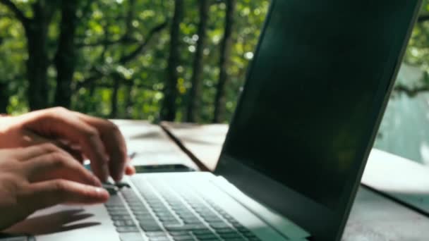 Крупный план рук, печатающих на клавиатуре на закате - Кадры, видео