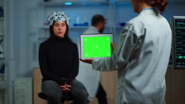 Γιατρός κρατώντας δισκίο με πράσινη οθόνη στο νευρολογικό εργαστήριο έρευνας - Πλάνα, βίντεο