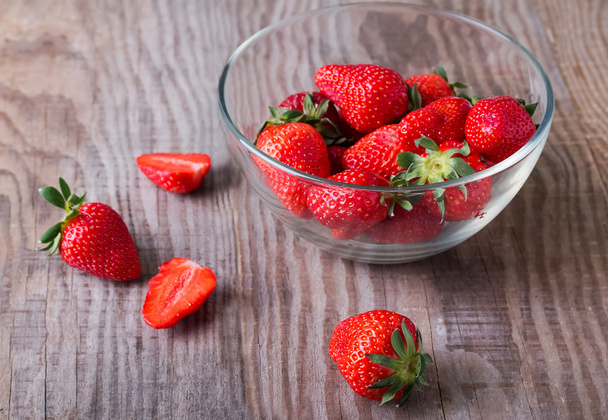 Strawberries in a glass bowl - Fotoğraf, Görsel
