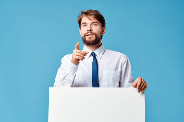 Mann im Hemd mit Krawatte weiße Attrappe Werbung Präsentation blauer Hintergrund Copy Space - Foto, Bild