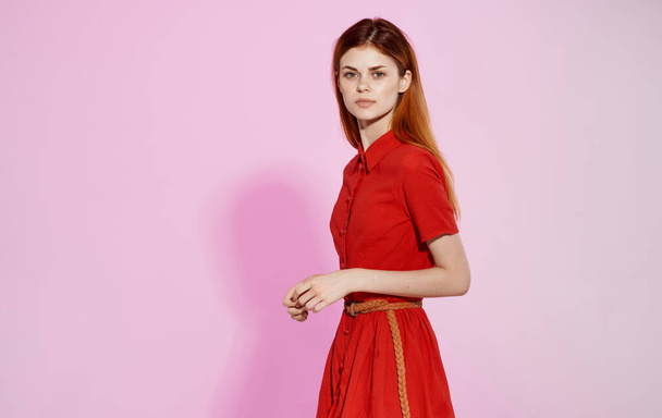 Gyönyörű nő piros ruha divat modell - Fotó, kép