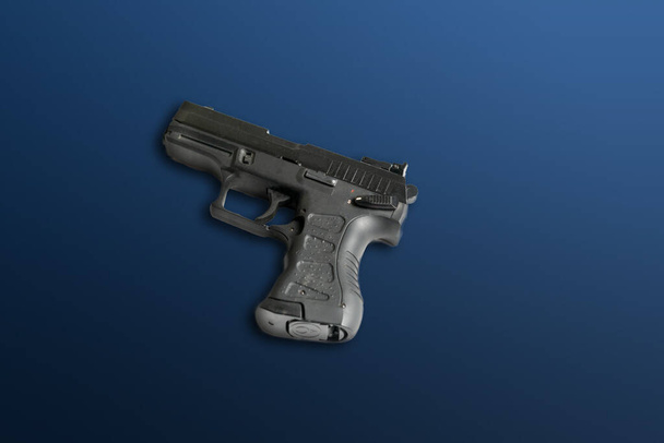 una pistola de fuego moderna de 9mm negra de policía aislada - Foto, imagen