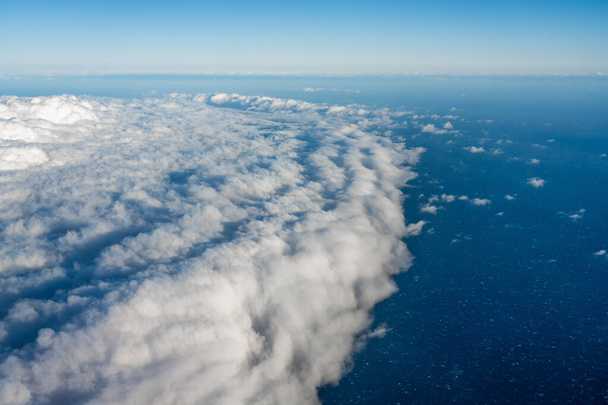 海に浮かぶ大きな積乱雲 - 写真・画像