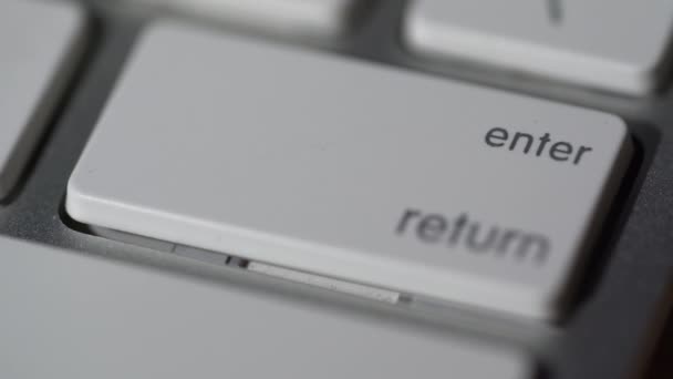 Makro widok palca ludzkiego naciskając klawisz Backspace na klawiaturze komputera - Materiał filmowy, wideo