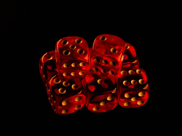 Červené karban kostky na černém pozadí - Fotografie, Obrázek
