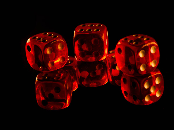Красные азартные игры на черном фоне - Фото, изображение