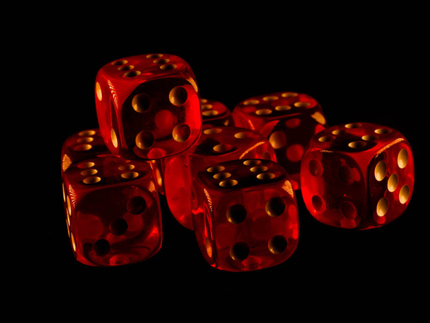Piros szerencsejáték kockák fekete alapon - Fotó, kép