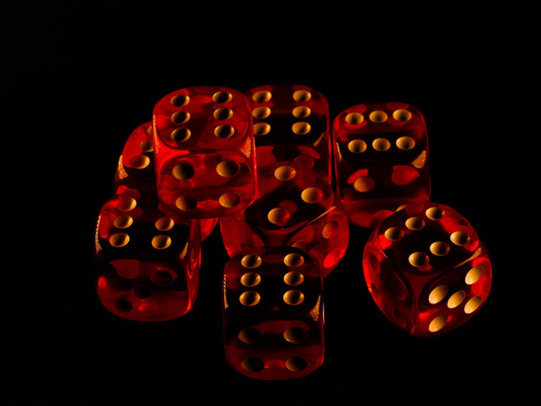 Red hazard kości na czarnym tle - Zdjęcie, obraz