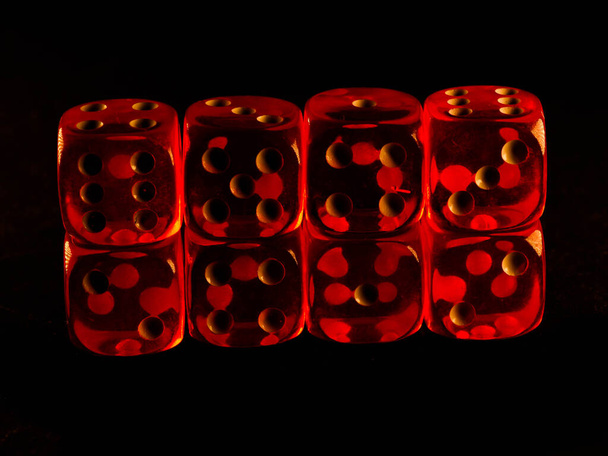 Rote Glückswürfel auf schwarzem Hintergrund - Foto, Bild