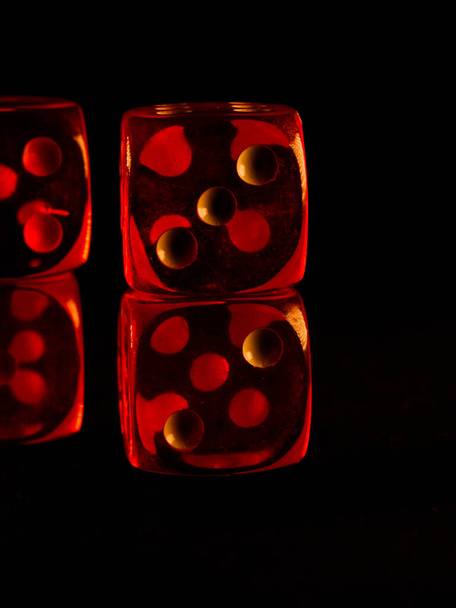 dés de jeu rouges sur fond noir - Photo, image