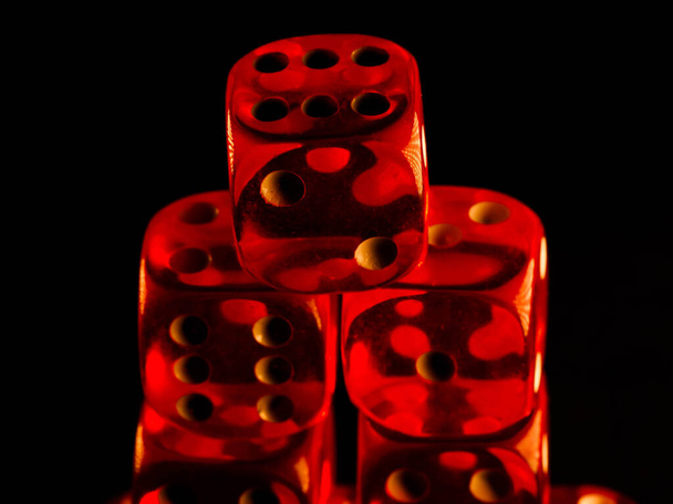 Dados de juego rojo sobre fondo negro - Foto, imagen