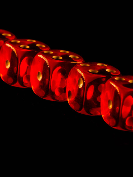 Κόκκινα ζάρια τυχερών παιχνιδιών σε μαύρο φόντο - Φωτογραφία, εικόνα
