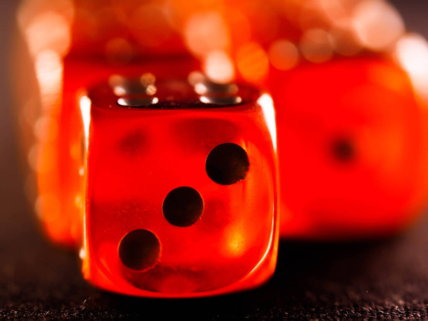 Dadi di gioco rossi su sfondo nero - Foto, immagini