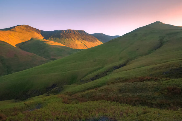 Vista del paisaje de campo inglés al amanecer o al atardecer de las colinas de Newlands Valley en el Distrito de los Lagos, Cumbria, Inglaterra. - Foto, imagen