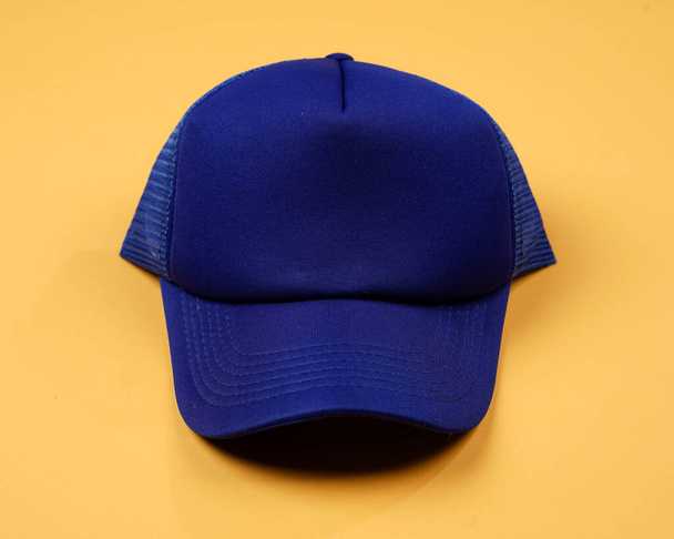 Primo piano di un cappello da baseball colorato. I cappelli vengono utilizzati quando si esce per proteggere la testa dai raggi UV. Cappelli per tutti i giorni. Modello di berretto da baseball colorato. Perfetto per posizionare il tuo logo o tagline. - Foto, immagini