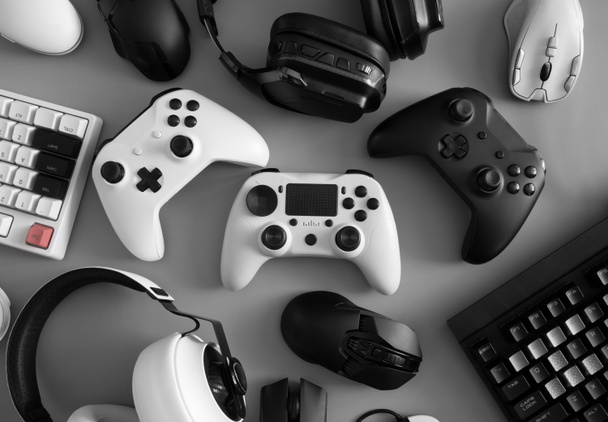 gamer munkaterület koncepció, felső nézet egy játék felszerelés, egér, billentyűzet, joystick és headset. - Fotó, kép