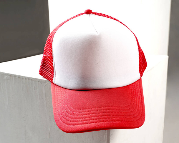 Primo piano di un cappello da baseball colorato. I cappelli vengono utilizzati quando si esce per proteggere la testa dai raggi UV. Cappelli per tutti i giorni. Modello di berretto da baseball colorato. Perfetto per posizionare il tuo logo o tagline. - Foto, immagini