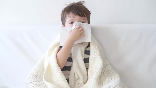 4k. Mignon garçon d'âge préscolaire avec la grippe à la maison. Thermomètre - Séquence, vidéo