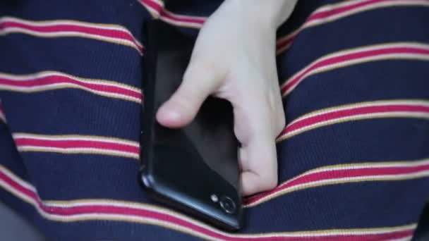 Chica está nerviosa y sostiene el teléfono en su mano - Metraje, vídeo