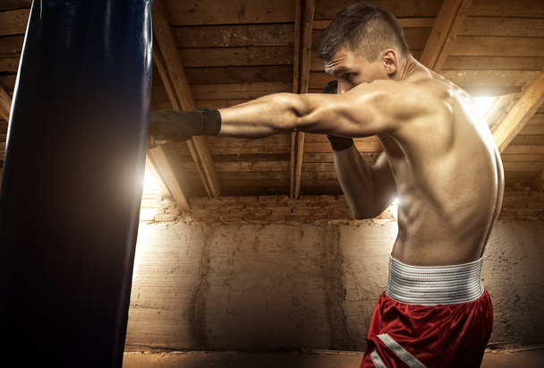 Fiatal férfi boksz - Fotó, kép