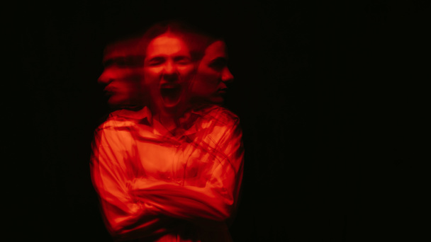 wazig portret van een schizofrene vrouw met paranoïde stoornissen en bipolaire ziekte - Foto, afbeelding