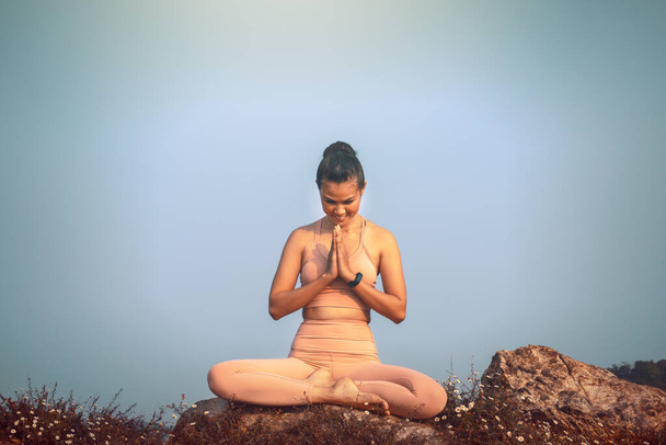Jooga Life tasapaino nainen liikunta. Tyttö seikkailu sovi harjoitellaan jooga aiheuttaa tasapaino kehon elintärkeää zen meditaatio luonnossa taivas vuoret Maisema ulkona tausta. Terveellistä elämäntapaa. Banneri. - Valokuva, kuva