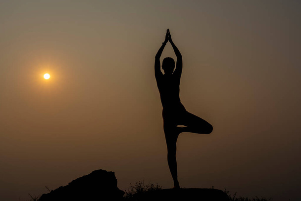 Silhouet Yoga Life Balance Vrouw Oefening. Meisje avontuur fit oefenen yoga poseren evenwicht lichaam vitale zen meditatie in de natuur hemel bergen landschap outdoor achtergrond. Een gezonde levensstijl. Banner. - Foto, afbeelding