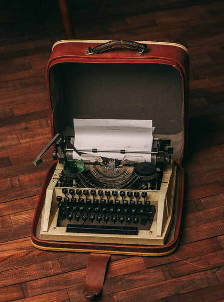 máquina de escribir estilo retro nostalgia periodista tecnología madera fondo - Foto, imagen