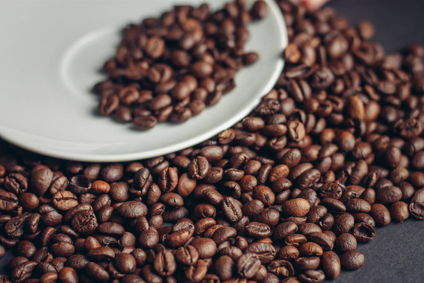 Tasse Kaffee mit braunen Bohnen auf grauem Hintergrund Nahaufnahmen Makrofotografie - Foto, Bild