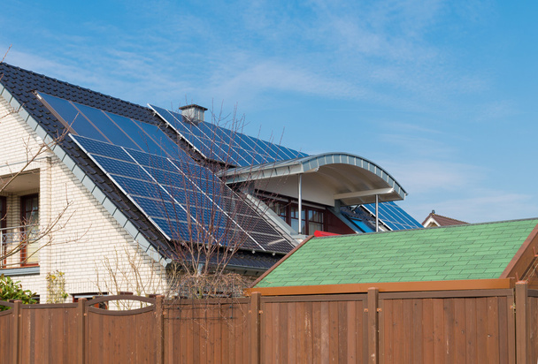 Paneles solares en el techo - Foto, Imagen