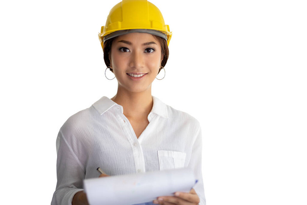 Mujeres asiáticas de ingeniería inspeccionando y trabajando y sosteniendo planos sobre fondo blanco - Foto, Imagen