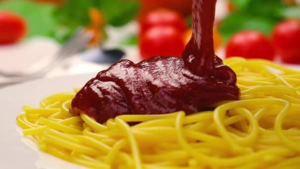 Verter ketchup sobre espaguetis, salsa de tomate cayendo sobre pasta, cámara lenta - Metraje, vídeo