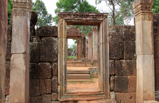 Wspaniałe szczegóły hinduskiej świątyni w Banteay Srei, Kambodża  - Zdjęcie, obraz