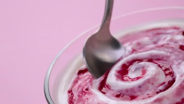 Yogur con mermelada de bayas en cuchara, crema batida de arándanos - Metraje, vídeo