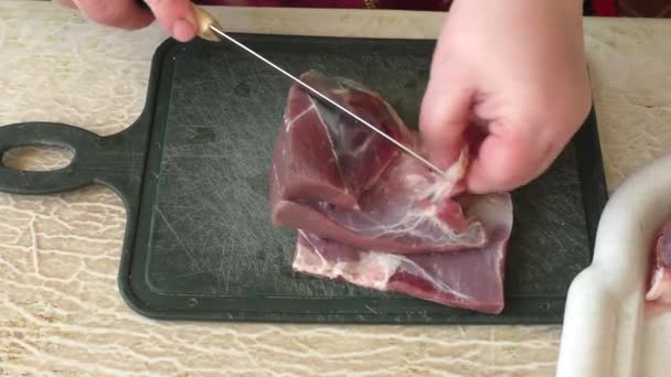 A szakács késsel vágja fel a szarvashúst. egészséges élelmiszer koncepció  - Felvétel, videó